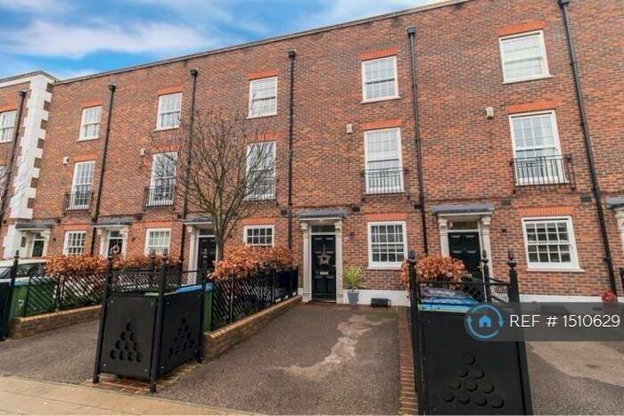 4 Bedroom Terraced House To Rent In Hastings Street, London, SE18