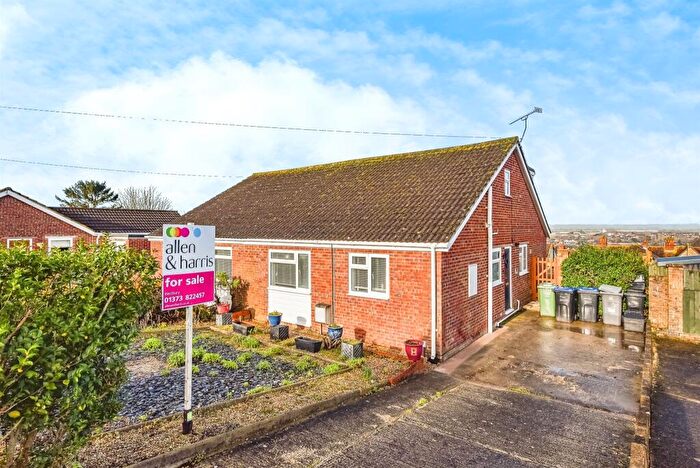 4 Bedroom Semi-Detached House For Sale In Studland Park, Westbury, BA13