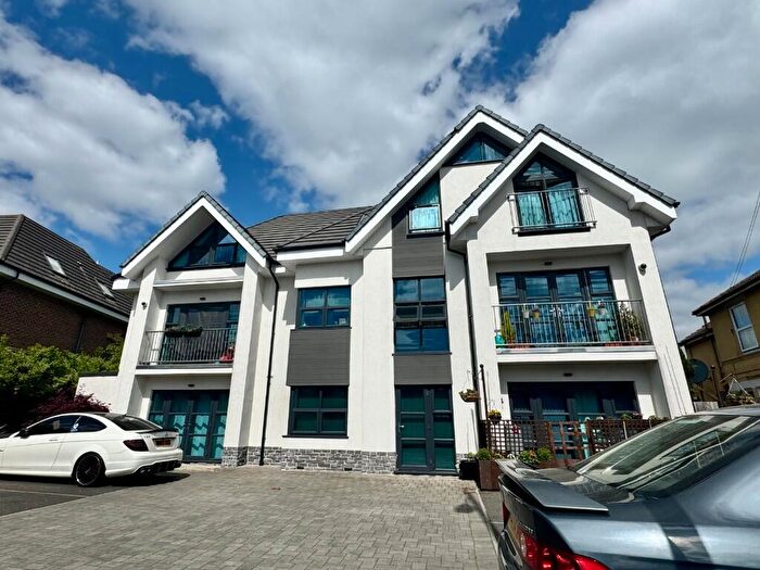 2 Bedroom Flat To Rent In Holdenhurst Road, Bournemouth, Dorset, BH8