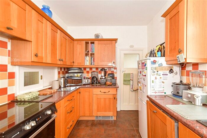 3 Bedroom Detached House For Sale In Portsmouth Road, Horndean, Waterlooville, Hampshire, PO8