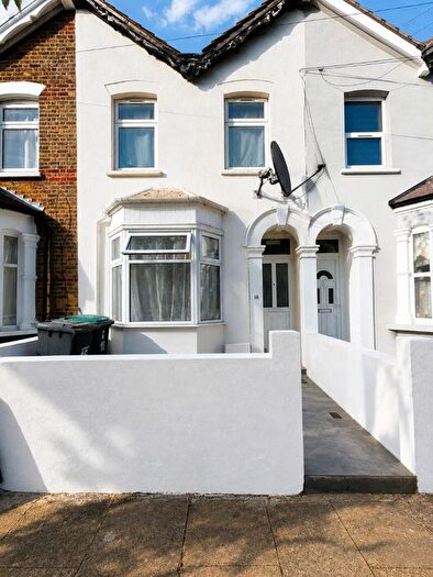 3 Bedroom Terraced House To Rent In Bedroom House In Station Crescent, London Area, N15