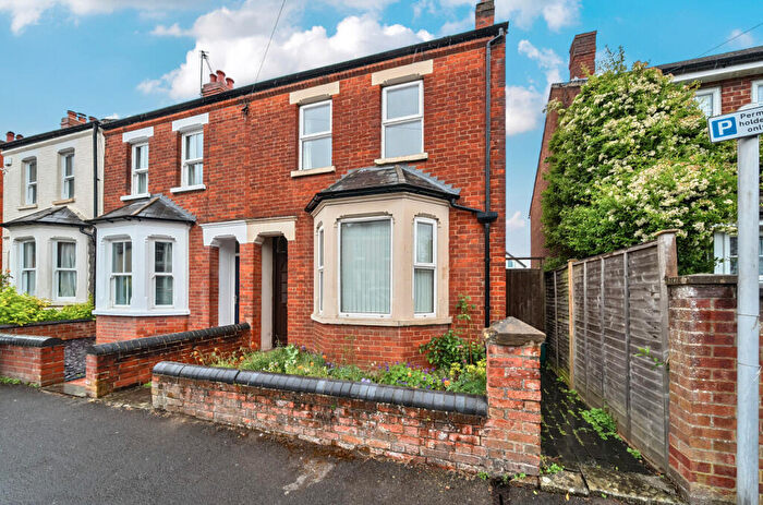 3 Bedroom End Of Terrace House For Sale In Holyoake Road, Headington, Oxford, OX3