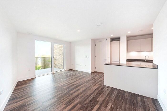 3 Bedroom Flat To Rent In Old Kent Road, London, SE15