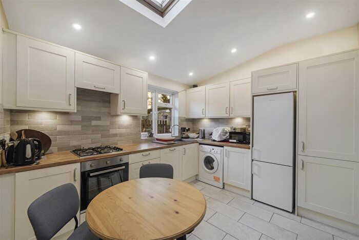 2 Bedroom Flat To Rent In South Lambeth Road, London, SW8