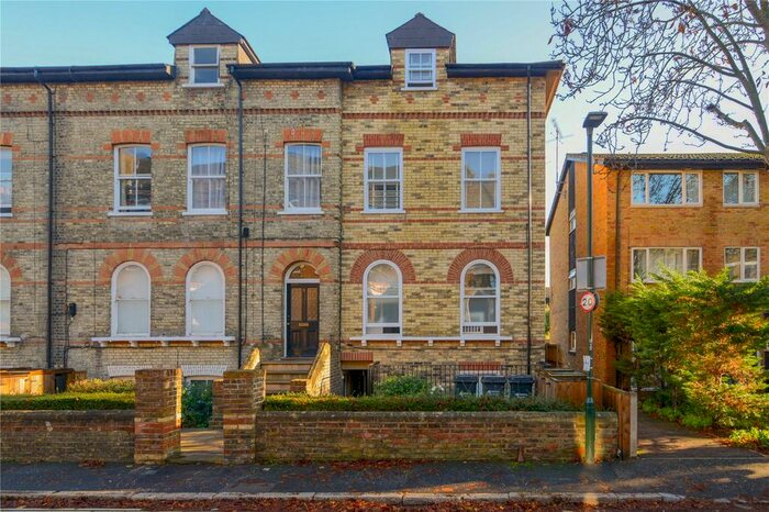 3 Bedroom Flat To Rent In Queens Road, Twickenham, TW1