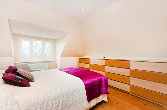 3 Bedroom Flat For Sale In Teignmouth Road, Mapesbury Estate, London, NW2