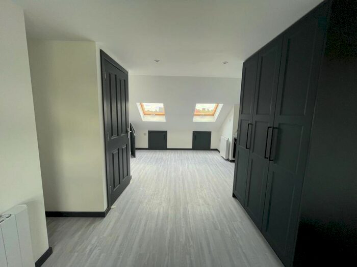 2 Bedroom Semi-Detached House To Rent In Sunny Way, London, N12