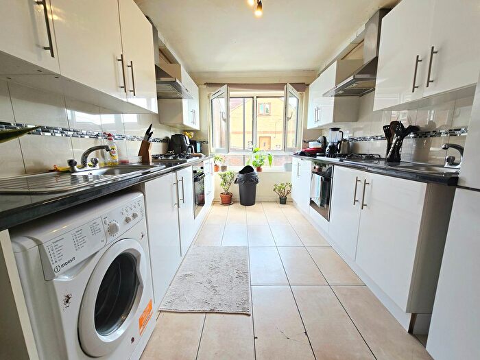 5 Bedroom Flat To Rent In Albany Close, London, N15