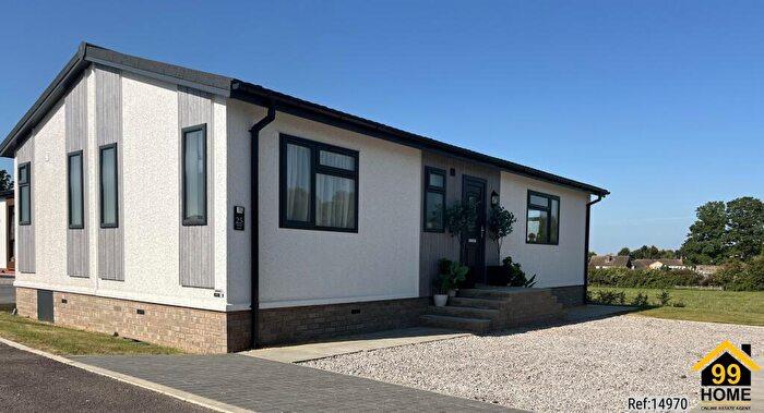 2 Bedroom Park Home For Sale In Nook Park, Willow Rd, Milton Keynes, Buckinghamshire, MK17