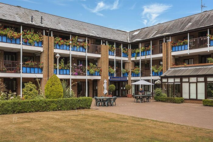 2 Bedroom Flat For Sale In Emmbrook Court, Reading, RG6
