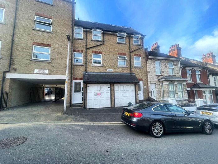 1 Bedroom Flat To Rent In Foord Street, Rochester, ME1