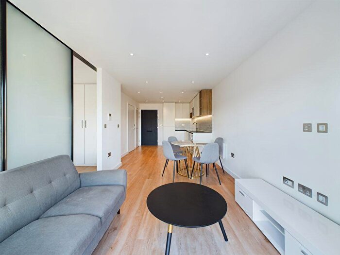 Flat To Rent In East Drive, Colindale, – Studio Flat, NW9