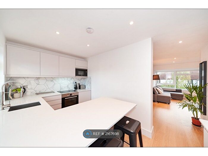 2 Bedroom Flat To Rent In Vandyke Close, London, SW15