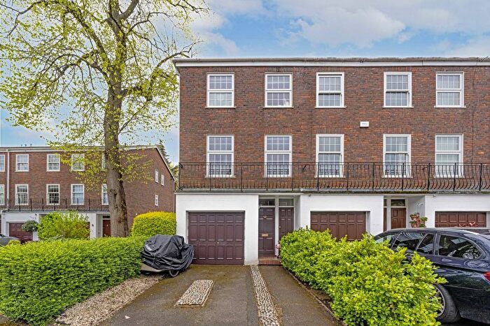 3 Bedroom Property To Rent In Broom Park, Teddington, TW11