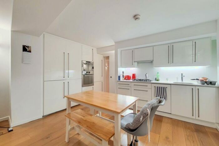 1 Bedroom Maisonette To Rent In Amwell Street, Clerkenwell, London, EC1R