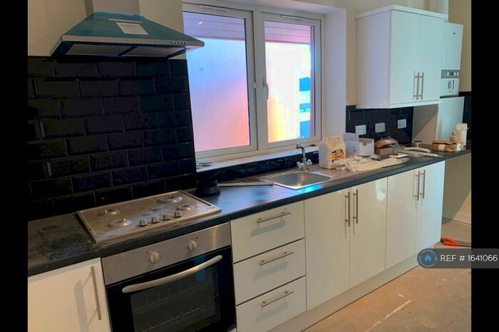 3 Bedroom Flat To Rent In Skewen, Neath, SA10