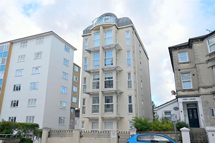 2 Bedroom Flat For Sale In , Compton Street, West Of Town Centre, Eastbourne, BN21