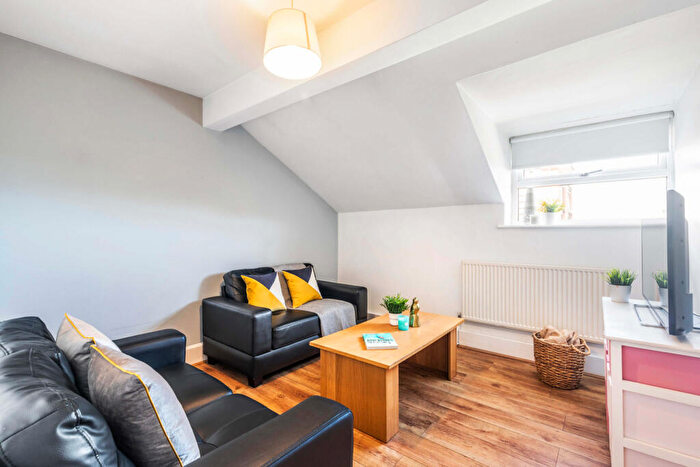 3 Bedroom Flat To Rent In Kelso Heights, Leeds, LS3