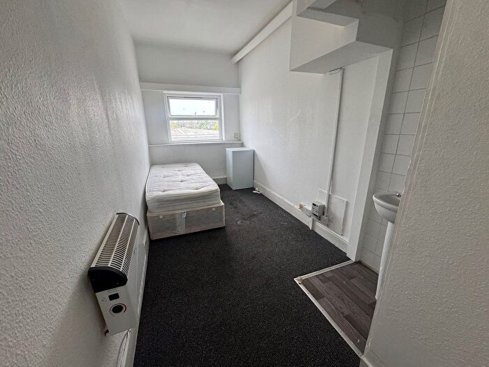 1 Bedroom Flat To Rent In Holdenhurst Road, Bournemouth, BH8