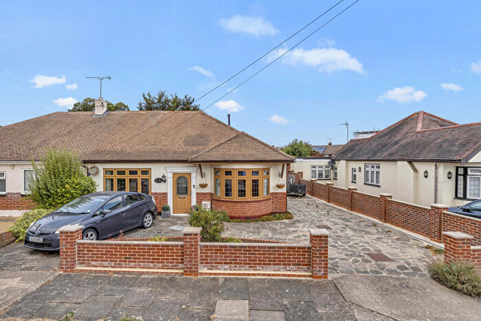 2 Bedroom Bungalow For Sale In Hamlet Road, Romford, RM5