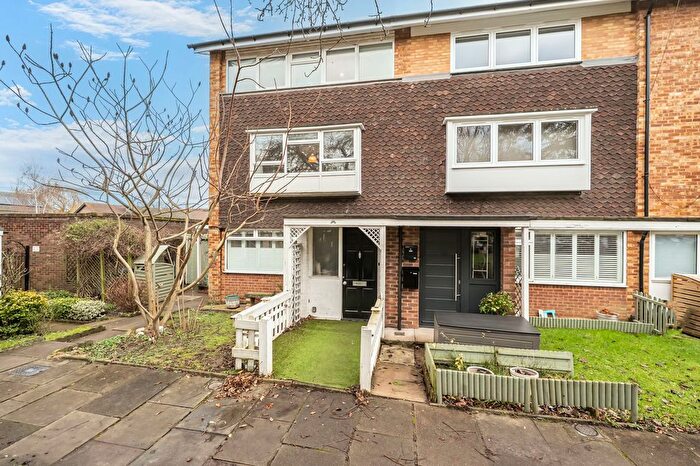 3 Bedroom Flat For Sale In Mariner Gardens, Richmond, TW10