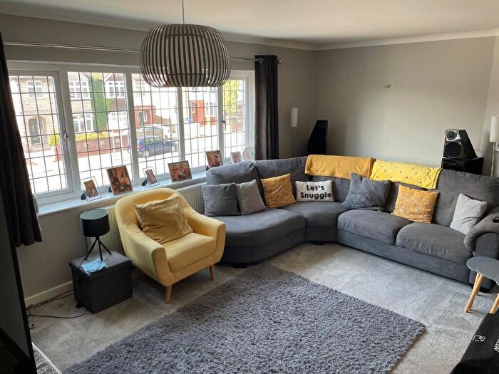 2 Bedroom Maisonette For Sale In Worplesdon Road, Guildford, Surrey, GU2