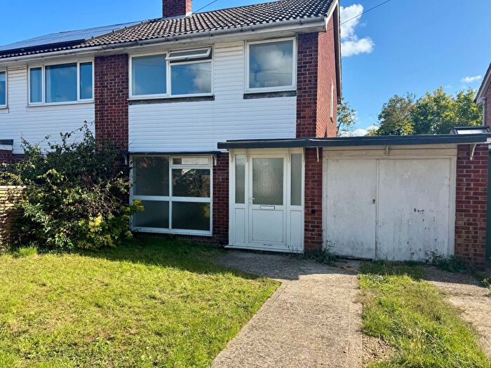 3 Bedroom Semi-Detached House To Rent In Badminton Close, Cambridge, CB4