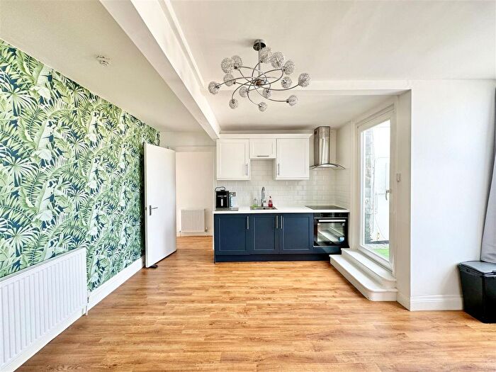 2 Bedroom Flat For Sale In Sea Road, Bexhill-On-Sea, TN40