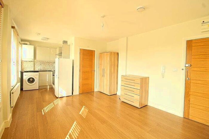 Flat To Rent In Town Quay Wharf, Abbey Road, Barking, IG11