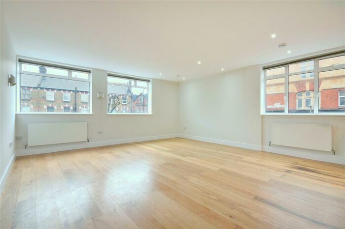 2 Bedroom Flat To Rent In High Road, North Finchley, N12