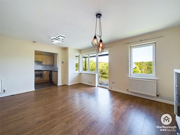 2 Bedroom Property To Rent In Hawkesbury Close, Chigwell, Essex, IG6