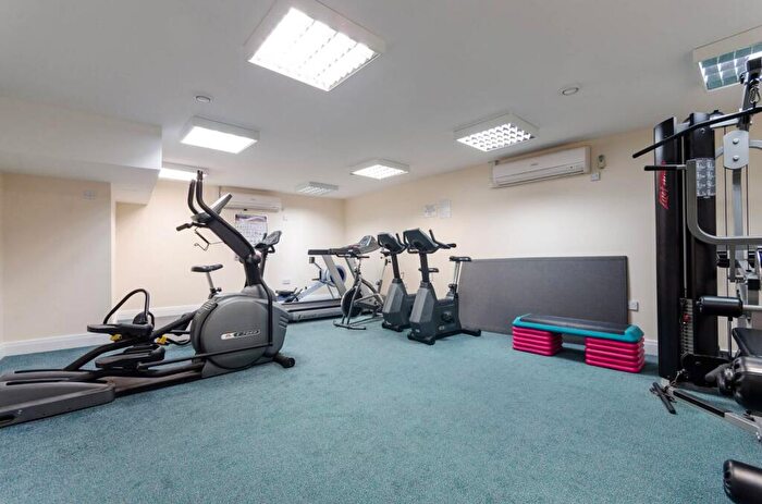 2 Bedroom Flat To Rent In Constable Close, Friern Barnet, London, N11