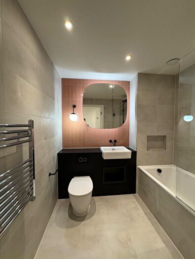 2 Bedroom Flat To Rent In Affinity View, London, E16
