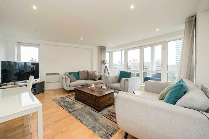 2 Bedroom Flat For Sale In Chiswick High Road, London, W4