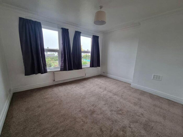 3 Bedroom Flat To Rent In Stainforth Road Ilford, IG2