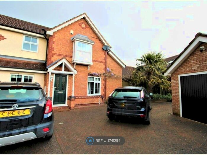 4 Bedroom Semi-Detached House To Rent In Butts Croft Close, Northampton, NN4