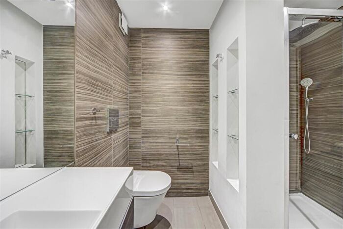 2 Bedroom Block Of Apartments For Sale In Clove Hitch Quay, SW11