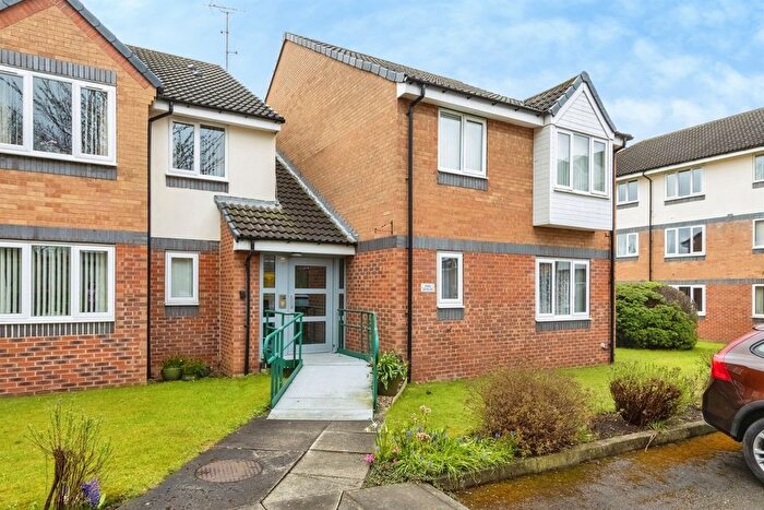 2 Bedroom Flat For Sale In Sandbed Lawns, Leeds, LS15