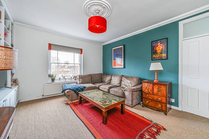 2 Bedroom Flat To Rent In Groveway, Stockwell, London, SW9