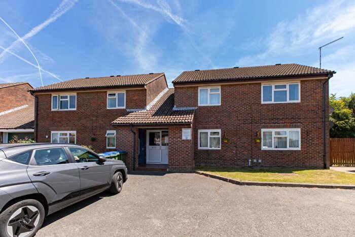2 Bedroom Flat For Sale In Honeysuckle Walk, Horsham, RH12