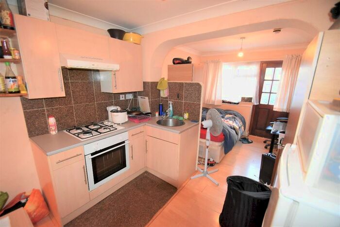 Studio To Rent In London Road, Isleworth, TW7