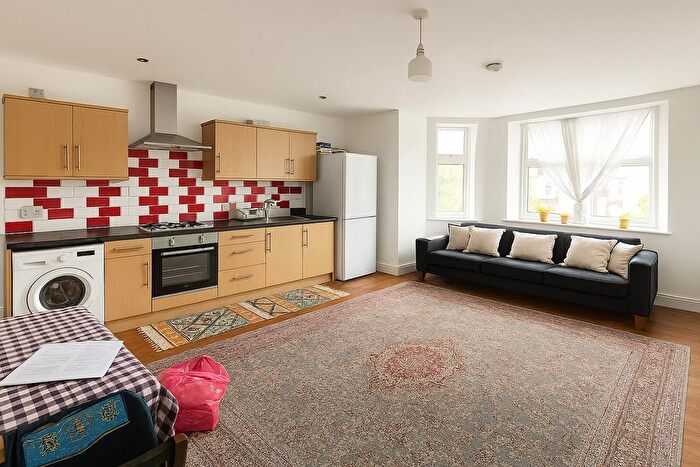 2 Bedroom Flat To Rent In Richmond Road, Cardiff, CF24