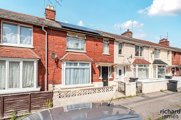3 Bedroom Terraced House For Sale In Southampton Street, Swindon, SN1