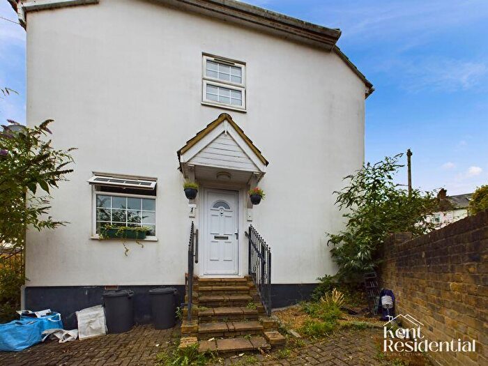 2 Bedroom Semi-Detached House To Rent In The Street, Rochester, ME2