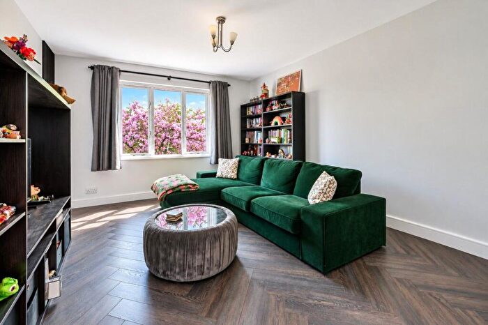 1 Bedroom Flat For Sale In Weybrook Drive, Guildford, GU4