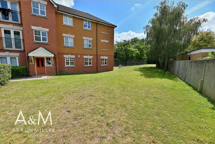 2 Bedroom Flat To Rent In Heathside Close, Newbury Park, IG2