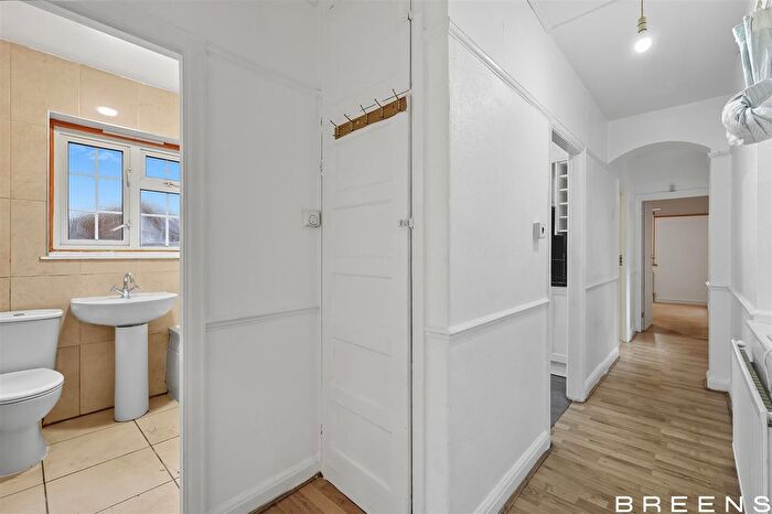 2 Bedroom Flat For Sale In Hertford Road, Enfield, EN3