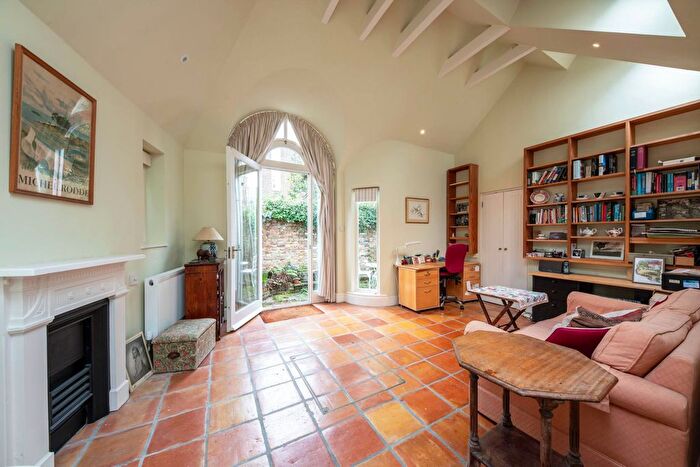 2 Bedroom Property For Sale In Addison Place, Holland Park, W11