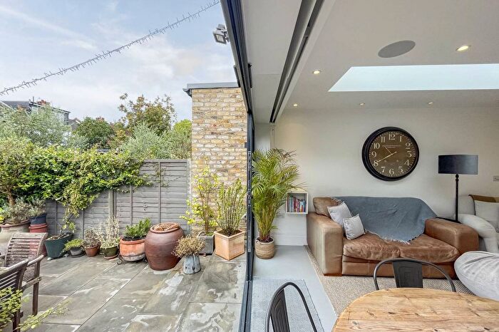 2 Bedroom Flat To Rent In Aston Road, Wimbledon, London, SW20