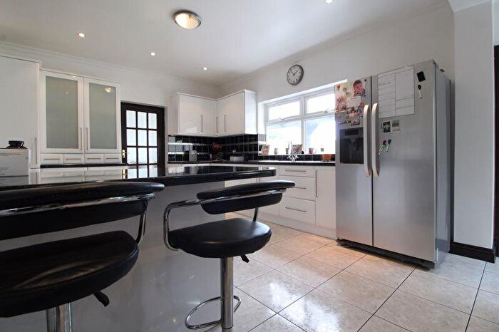 5 Bedroom Detached House For Sale In Toddington Road, Luton, LU4